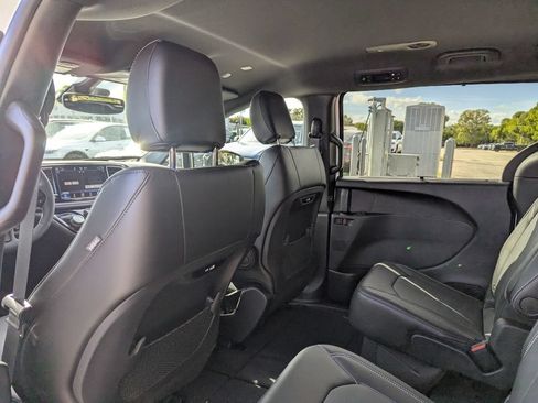 New 2026 Chrysler Pacifica Select w/ S Appearance Package FWD image 11