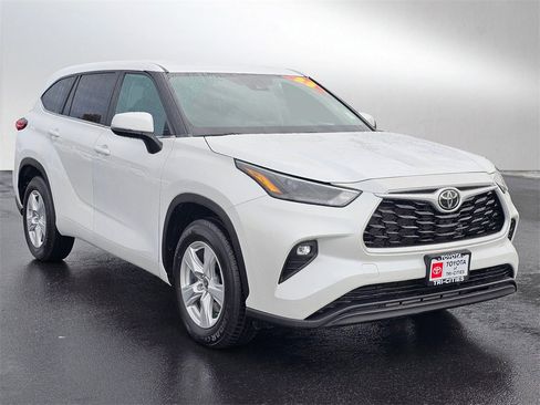 Used 2023 Toyota Highlander LE image 7