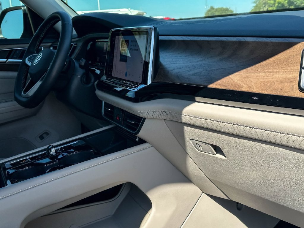 Used 2024 Volkswagen Atlas SE w/ Panoramic Sunroof Package FWD image 25