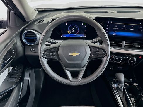 Used 2025 Chevrolet Trax LT FWD image 17