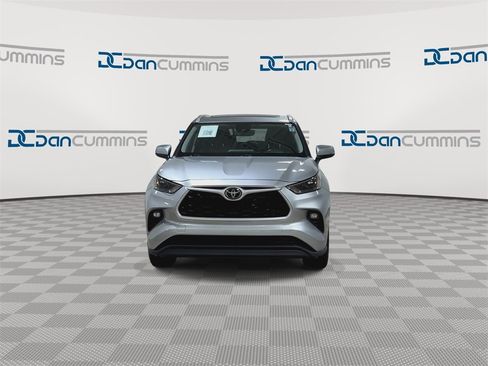 Used 2023 Toyota Highlander XLE image 3