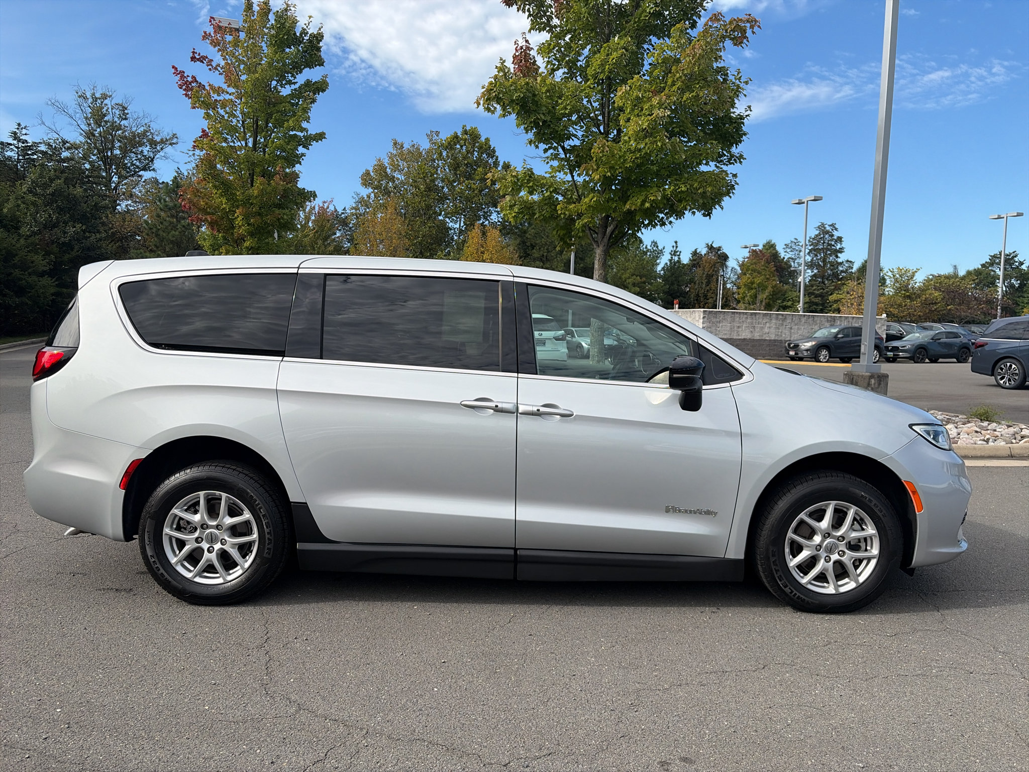 Used 2024 Chrysler Pacifica Touring-L FWD image 9