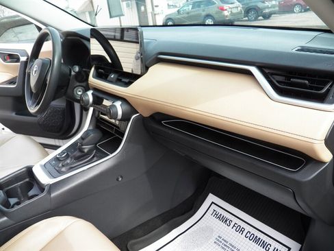 Used 2019 Toyota RAV4 LE w/ Carpet Mat Package image 15
