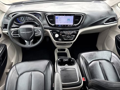 Used 2023 Chrysler Pacifica Touring-L image 13