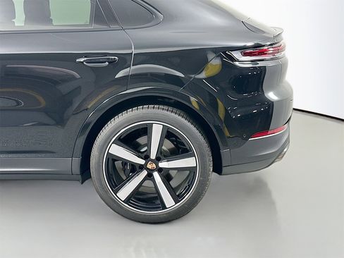 Certified 2025 Porsche Cayenne Coupe image 12