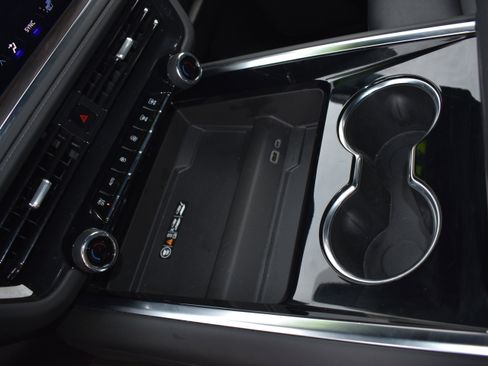 Used 2025 Chevrolet Suburban Z71 image 22