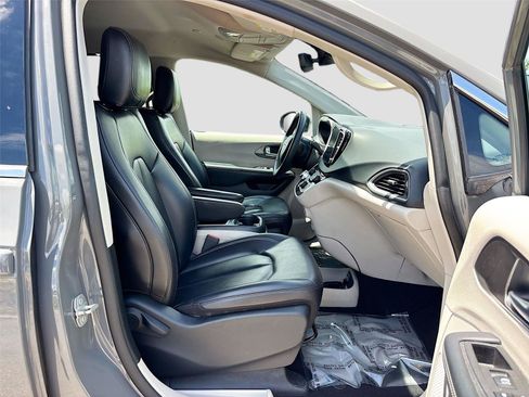 Used 2023 Chrysler Pacifica Touring-L FWD image 28