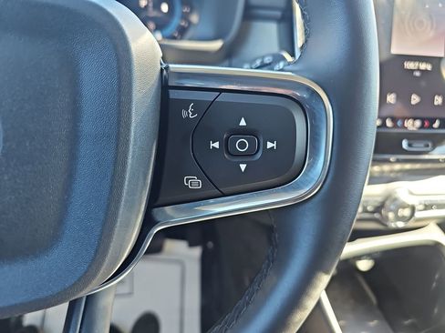 Used 2025 Volvo XC40 B5 Plus image 23