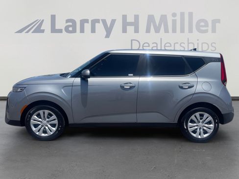 Used 2022 Kia Soul LX FWD image 2