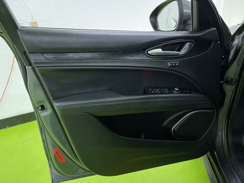 Used 2018 Alfa Romeo Stelvio AWD image 16