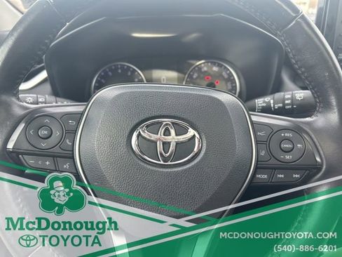 Used 2020 Toyota RAV4 XLE Premium image 17