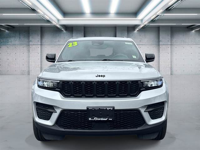 Used 2023 Jeep Grand Cherokee Altitude AWD/4WD image 2