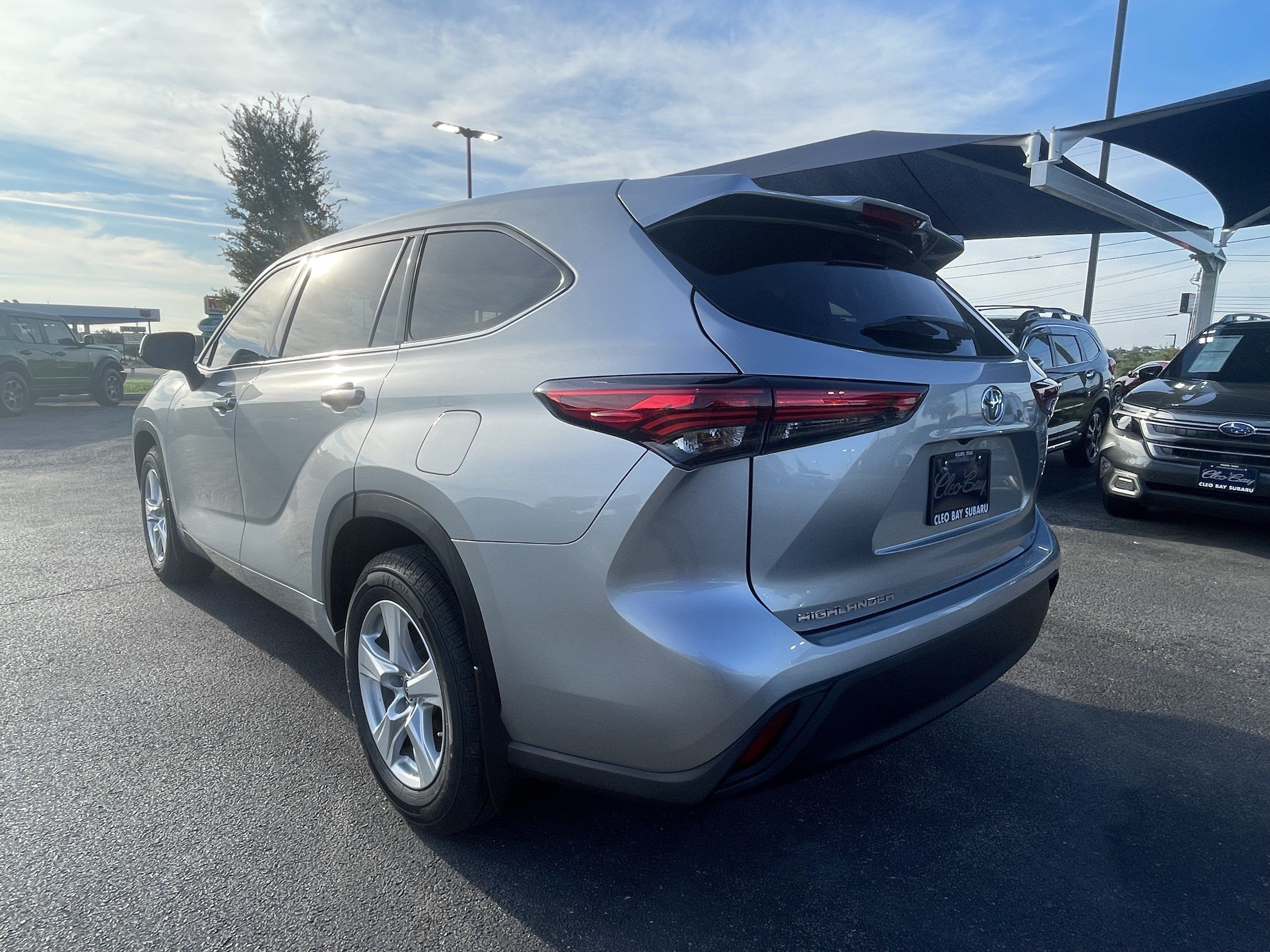 Used 2022 Toyota Highlander LE FWD image 5