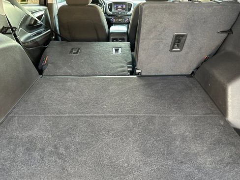 Used 2023 GMC Terrain SLE w/ Driver Convenience Package image 16