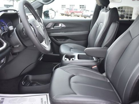 New 2026 Chrysler Pacifica Select image 14