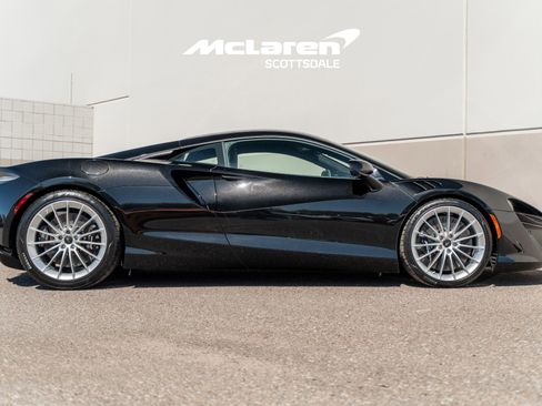 Used 2025 McLaren Artura image 8