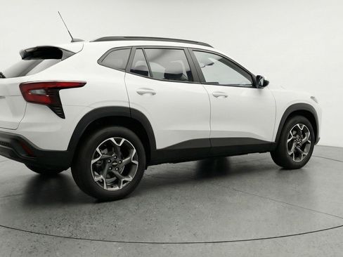 Used 2025 Chevrolet Trax LT w/ LT Convenience Package FWD image 9