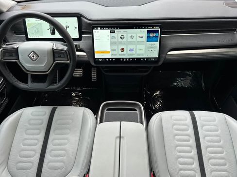Used 2023 Rivian R1S Launch Edition image 3