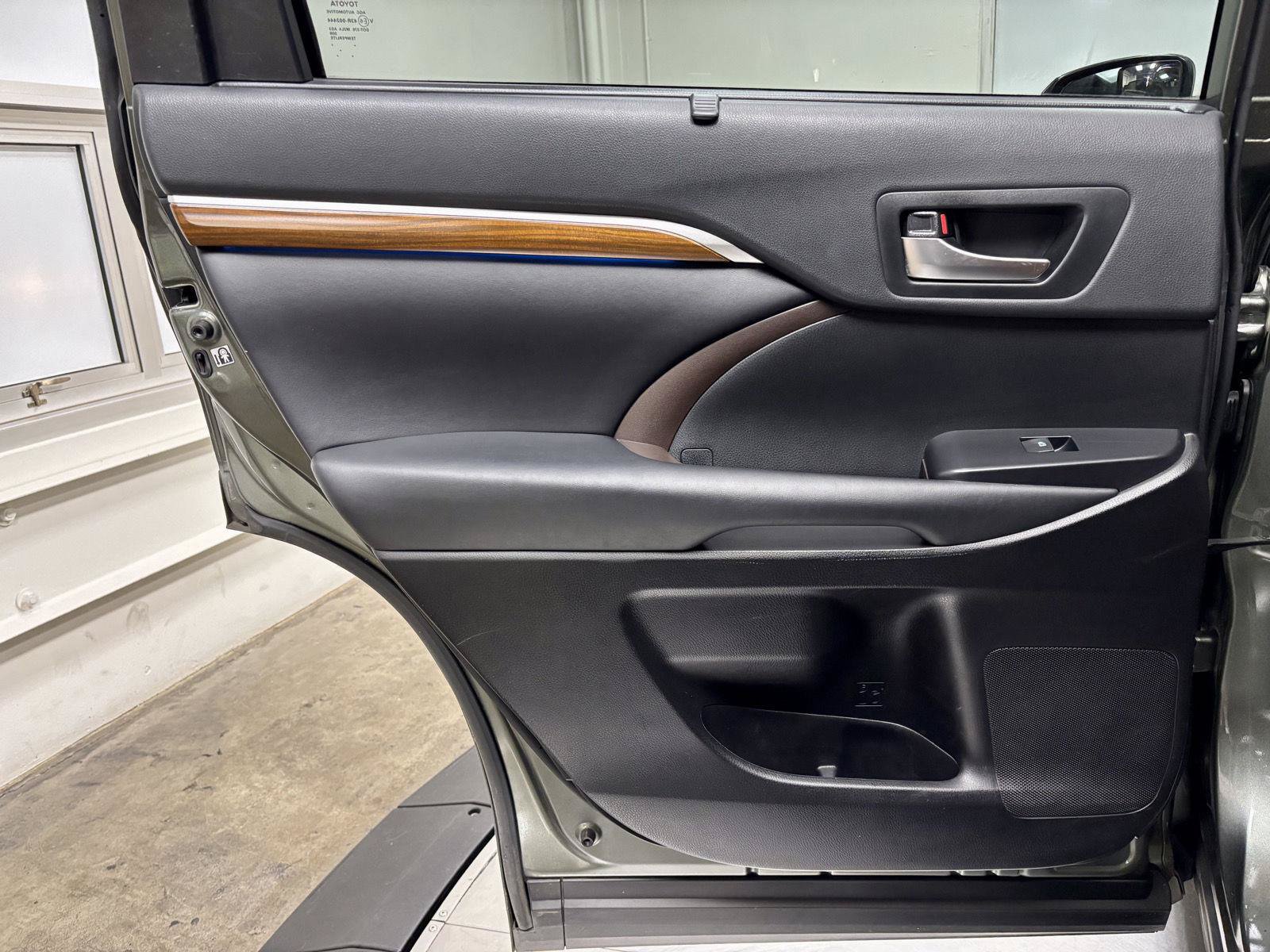 Used 2019 Toyota Highlander Limited Platinum AWD/4WD image 18