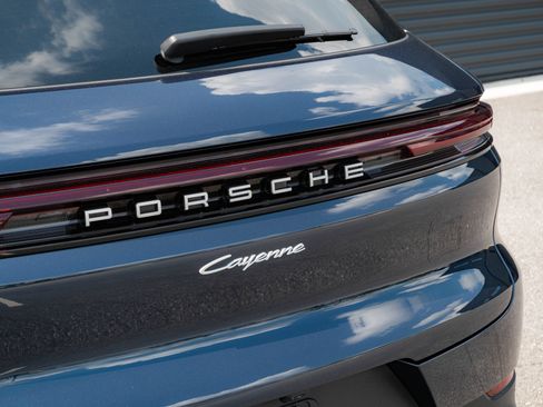 Certified 2024 Porsche Cayenne AWD/4WD image 37