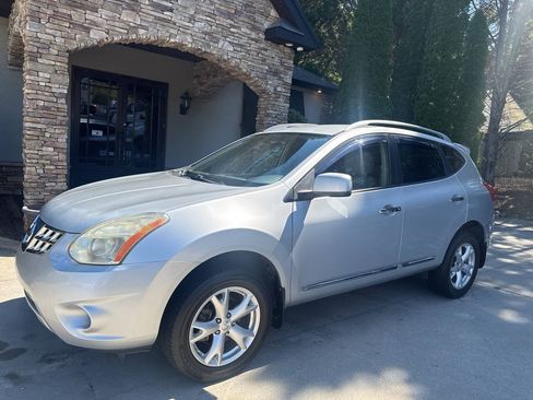 Used 2011 Nissan Rogue SV FWD image 2