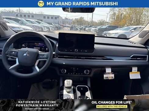 New 2026 Mitsubishi Outlander SE image 20