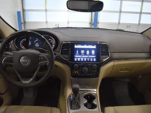 Used 2019 Jeep Grand Cherokee Overland AWD/4WD image 5