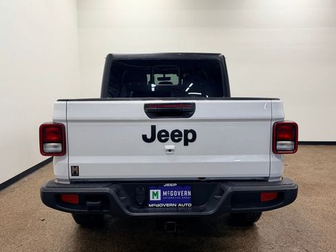 Used 2022 Jeep Gladiator Sport image 4