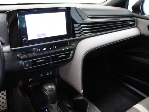 Used 2025 Toyota Camry SE w/ Convenience Package FWD image 15