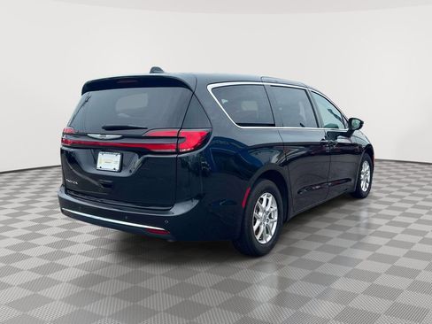 Used 2023 Chrysler Pacifica Touring-L FWD image 5