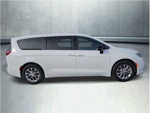 New 2026 Chrysler Pacifica Limited image 6