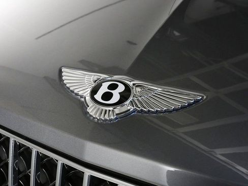 Used 2025 Bentley Bentayga image 8