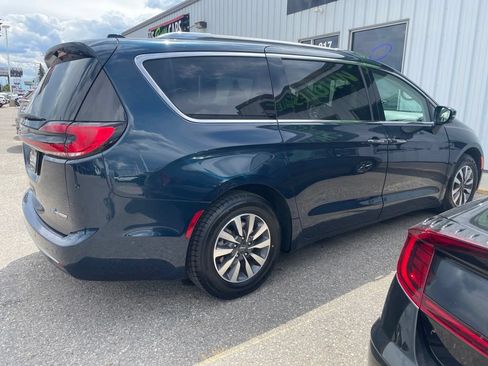 Used 2021 Chrysler Pacifica Touring-L FWD image 13