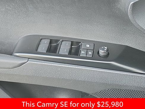 Used 2025 Toyota Camry SE image 33