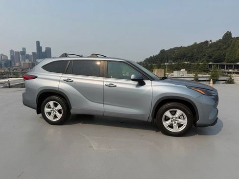 Used 2023 Toyota Highlander LE AWD/4WD image 2