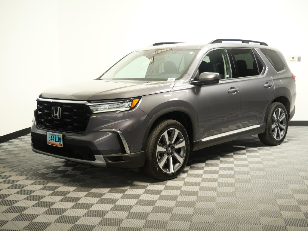 Used 2025 Honda Pilot Touring image 4