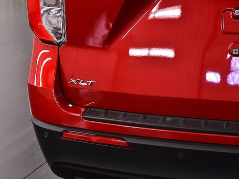 Used 2023 Ford Explorer XLT AWD/4WD image 13