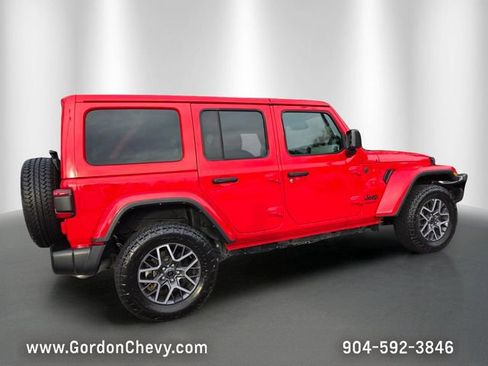 Used 2025 Jeep Wrangler Unlimited Sahara AWD/4WD image 6