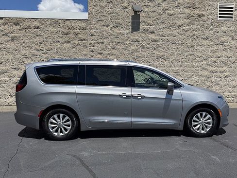 Used 2019 Chrysler Pacifica Touring-L w/ Advanced Safetytec Group FWD image 2