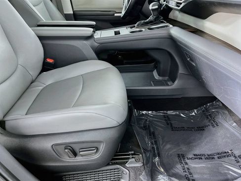 Used 2023 Toyota Sienna XLE AWD/4WD image 33