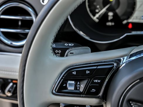 Used 2022 Bentley Bentayga AWD/4WD image 39