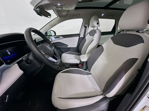 Used 2025 Volkswagen Taos SE w/ Panoramic Sunroof Package AWD/4WD image 13