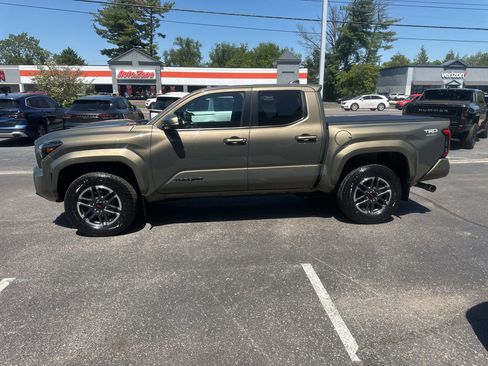 Used 2024 Toyota Tacoma TRD Sport w/ TRD Sport Premium Package AWD/4WD image 8