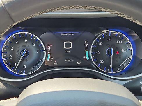 Used 2024 Chrysler Pacifica Touring-L FWD image 17