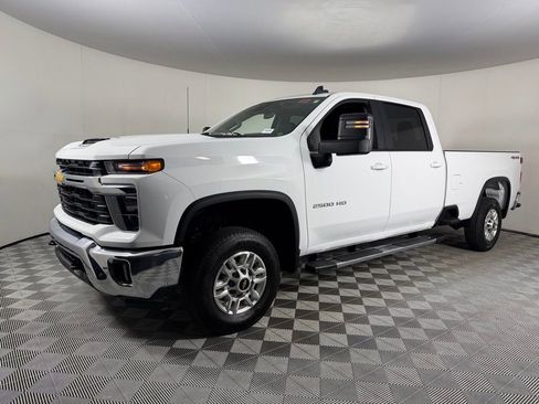 Used 2025 Chevrolet Silverado 2500 LT w/ Convenience Package image 3
