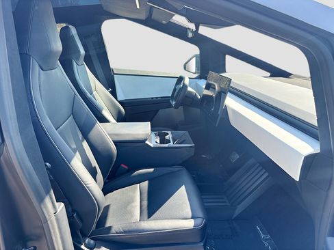 Used 2024 Tesla Cybertruck AWD Crew Cab image 12