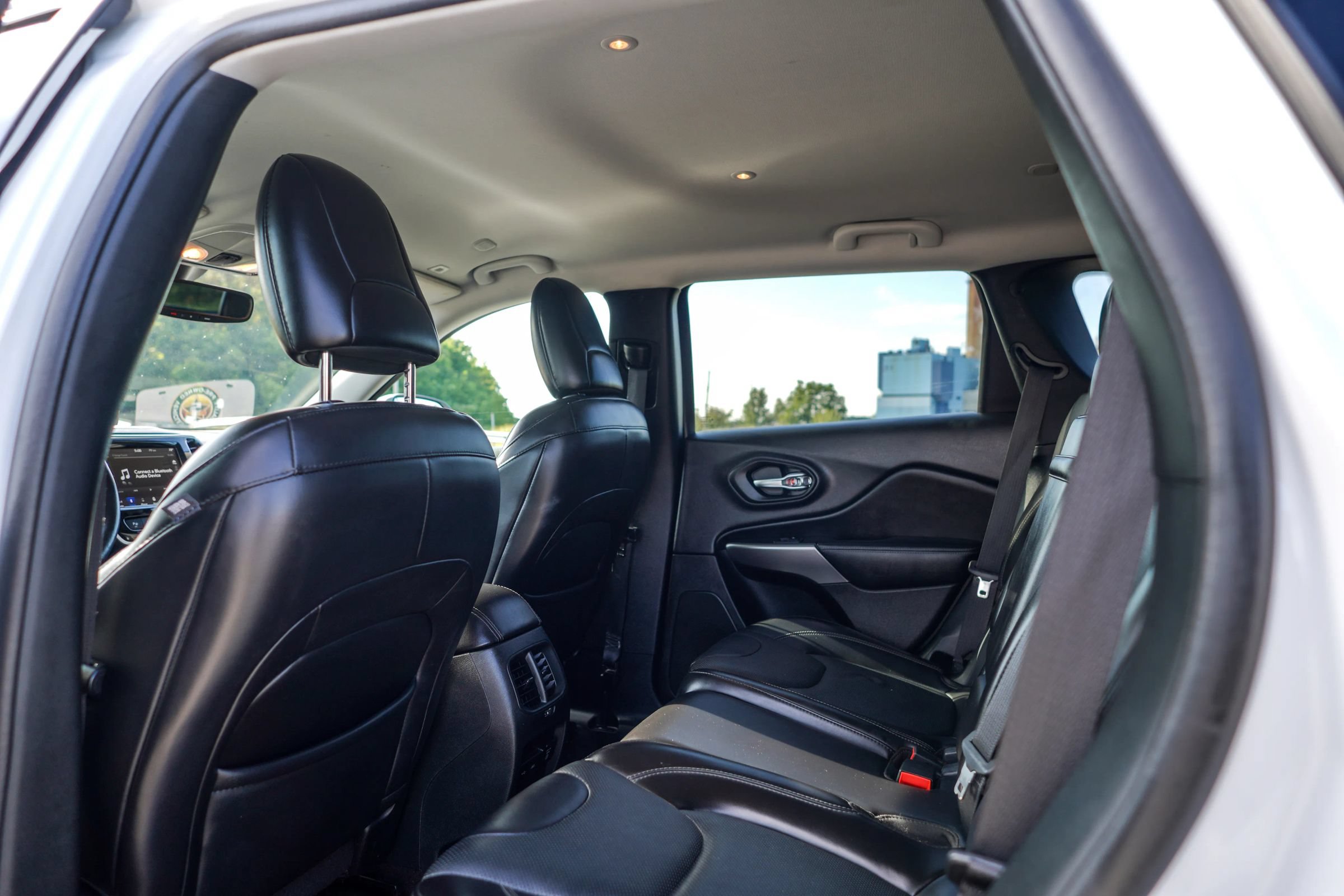 Used 2019 Jeep Cherokee Limited w/ Luxury Group AWD/4WD image 12