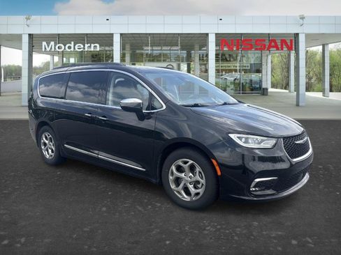 Used 2023 Chrysler Pacifica Limited FWD image 7