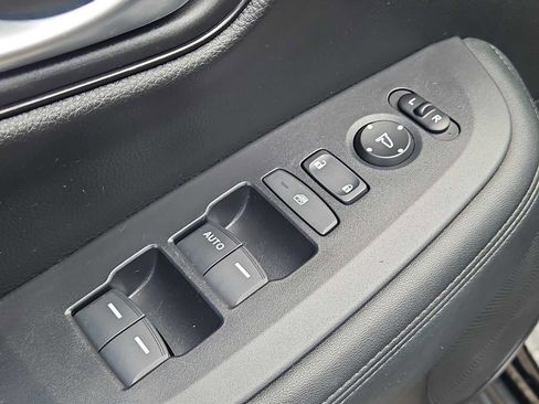 Certified 2023 Honda HR-V LX image 12