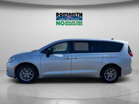 Used 2024 Chrysler Pacifica Touring-L FWD image 2
